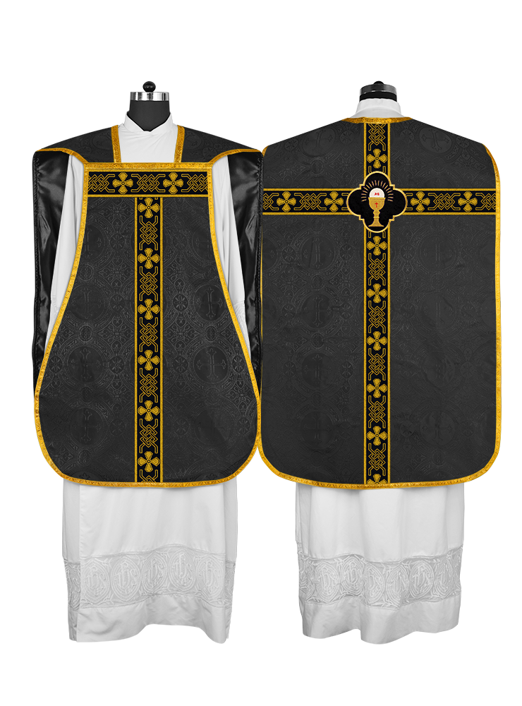 Casulla romana con motivos y ribetes 