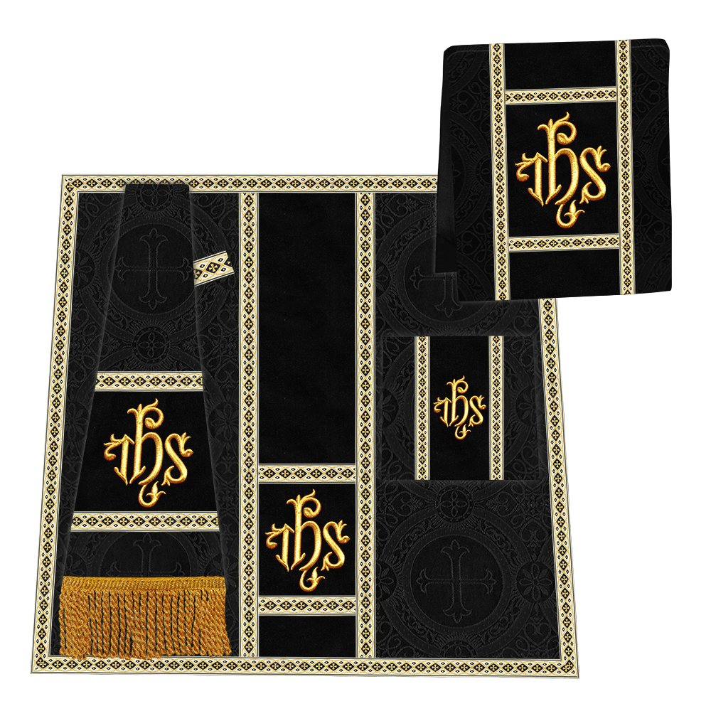 Casulla romana con motivos y ribetes adornados 