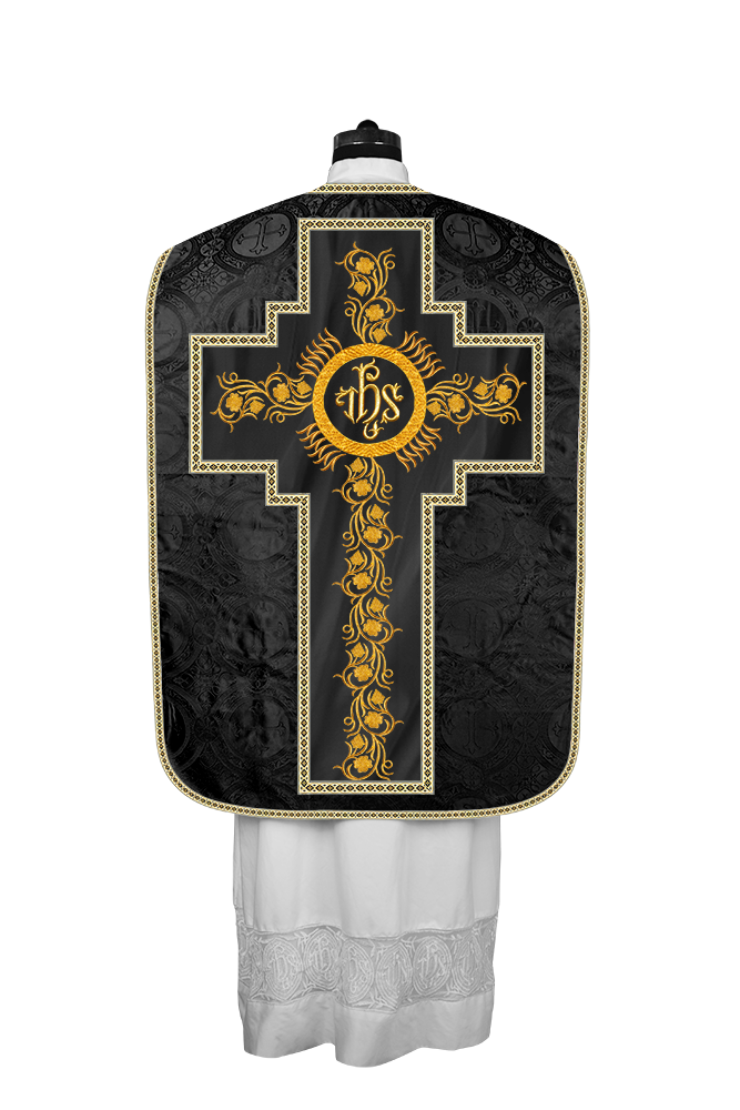 Casulla romana con bordados y adornos de uvas 