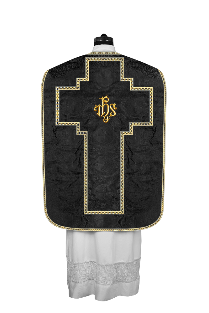 Casulla romana con motivos y ribetes adornados 