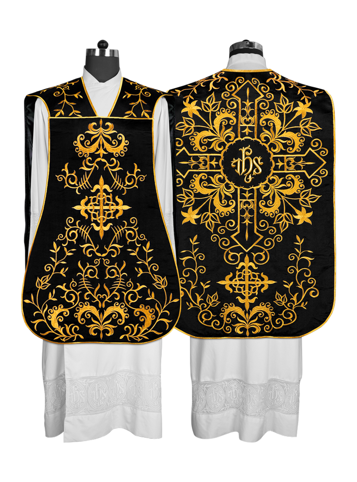 Casulla romana con bordados adornados 