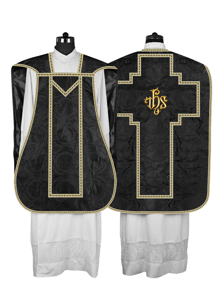 Casulla romana con motivos y ribetes adornados 