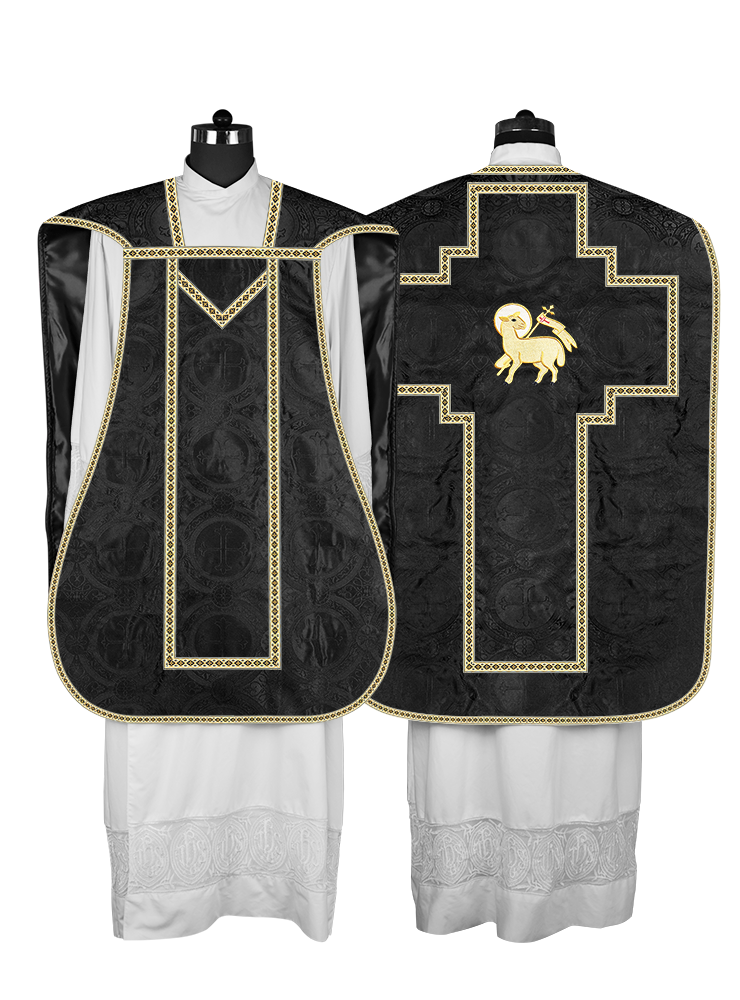 Casulla romana con motivos y ribetes adornados 