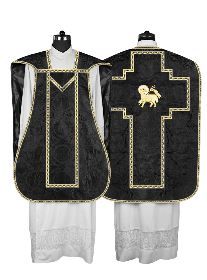 Casulla romana con motivos y ribetes adornados 