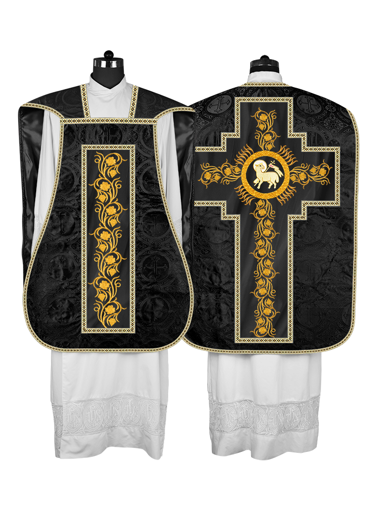 Casulla romana con bordados y adornos de uvas 