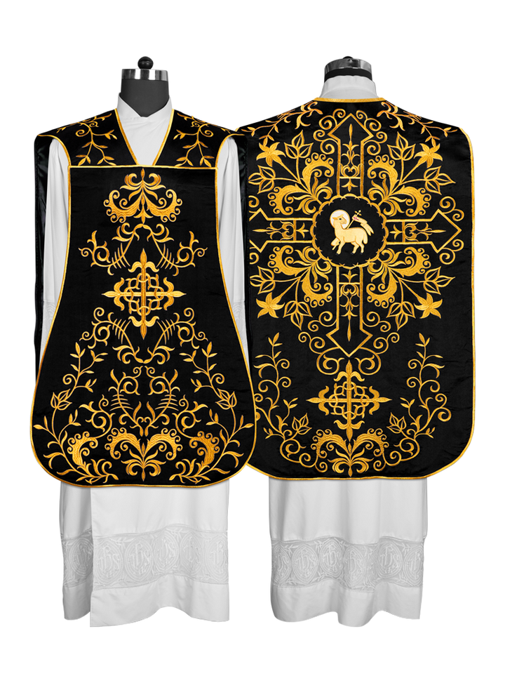 Casulla romana con bordados adornados 