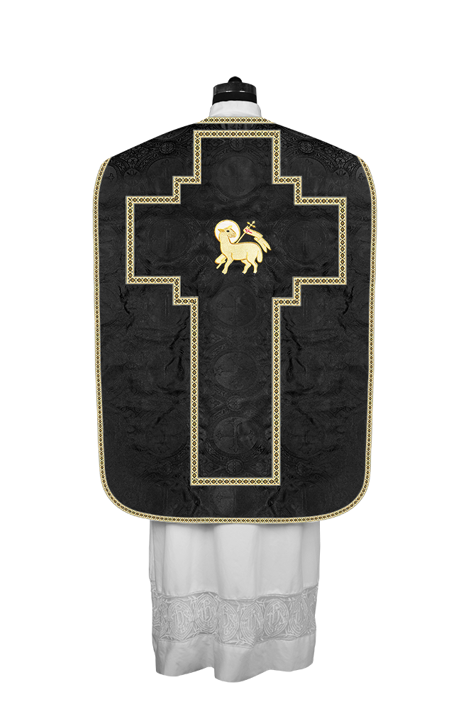 Casulla romana con motivos y ribetes adornados 