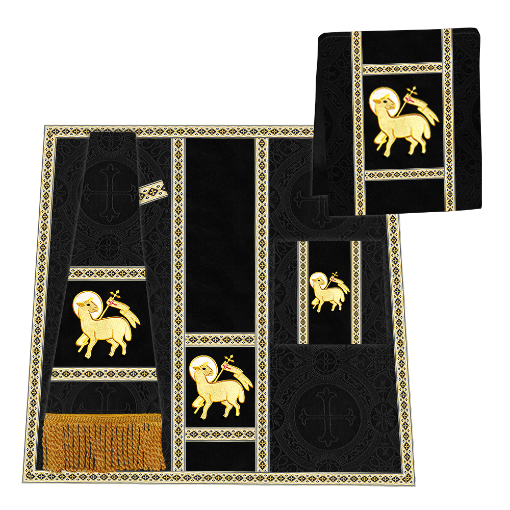 Casulla romana con motivos y ribetes adornados 