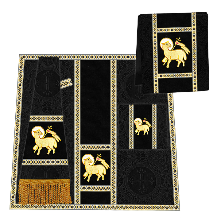 Casulla romana con motivos y ribetes adornados 