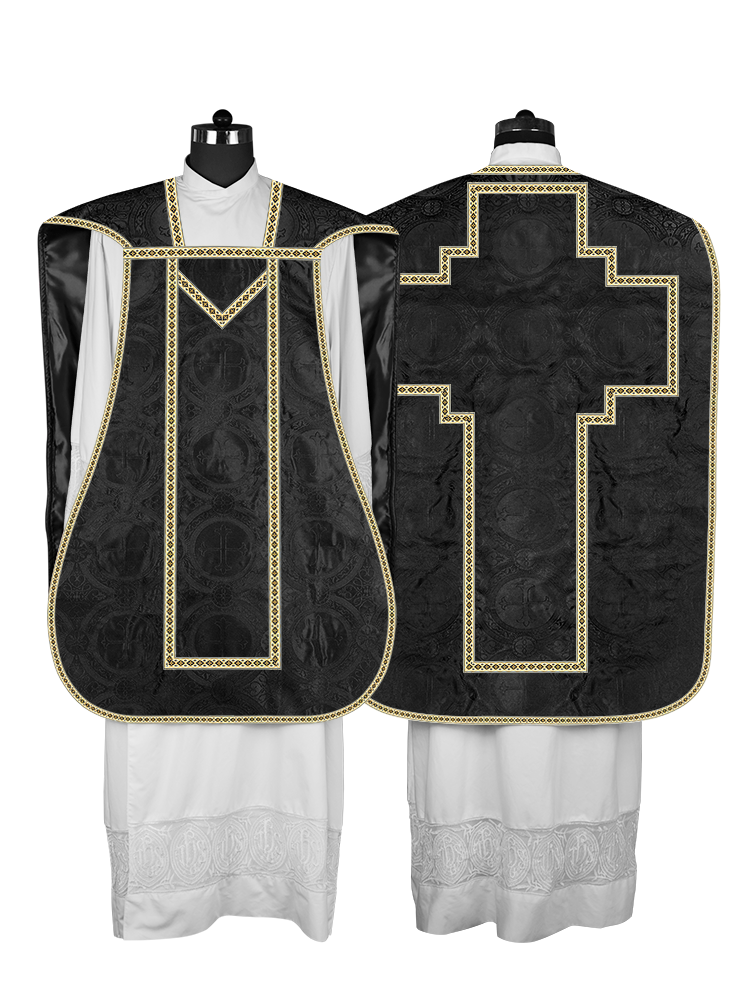 Casulla romana con motivos y ribetes adornados 