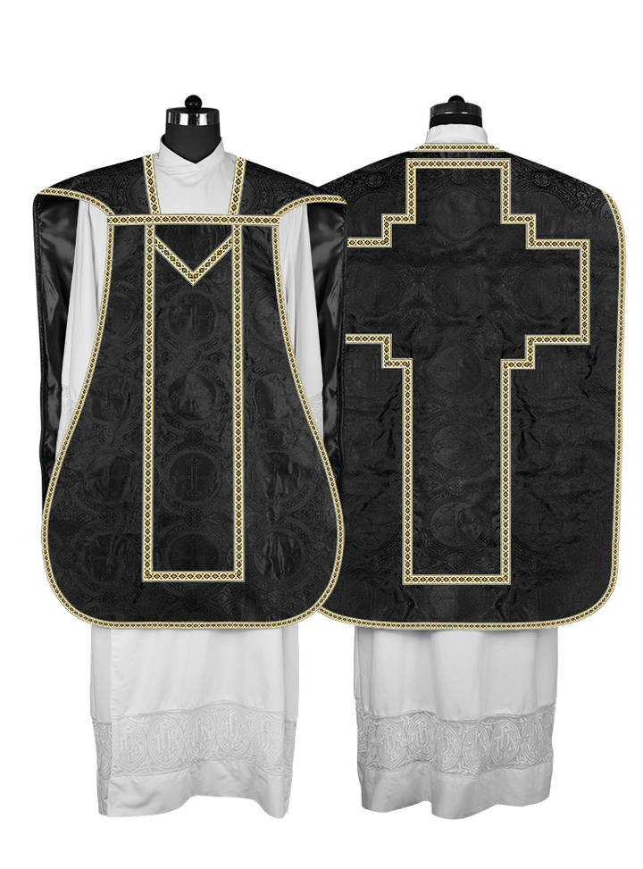 Casulla romana con motivos y ribetes adornados 