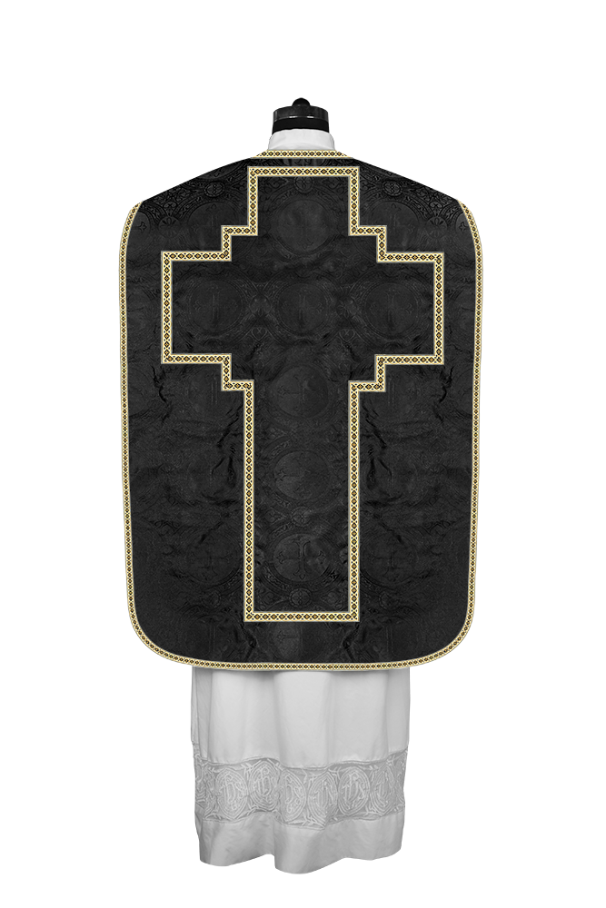 Casulla romana con motivos y ribetes adornados 