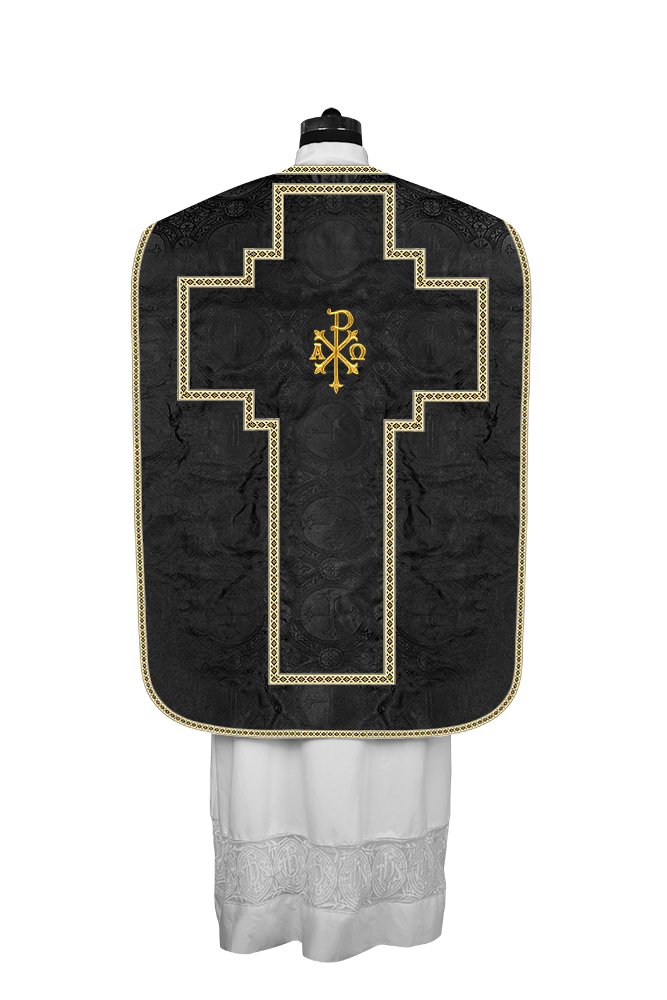 Casulla romana con motivos y ribetes adornados 