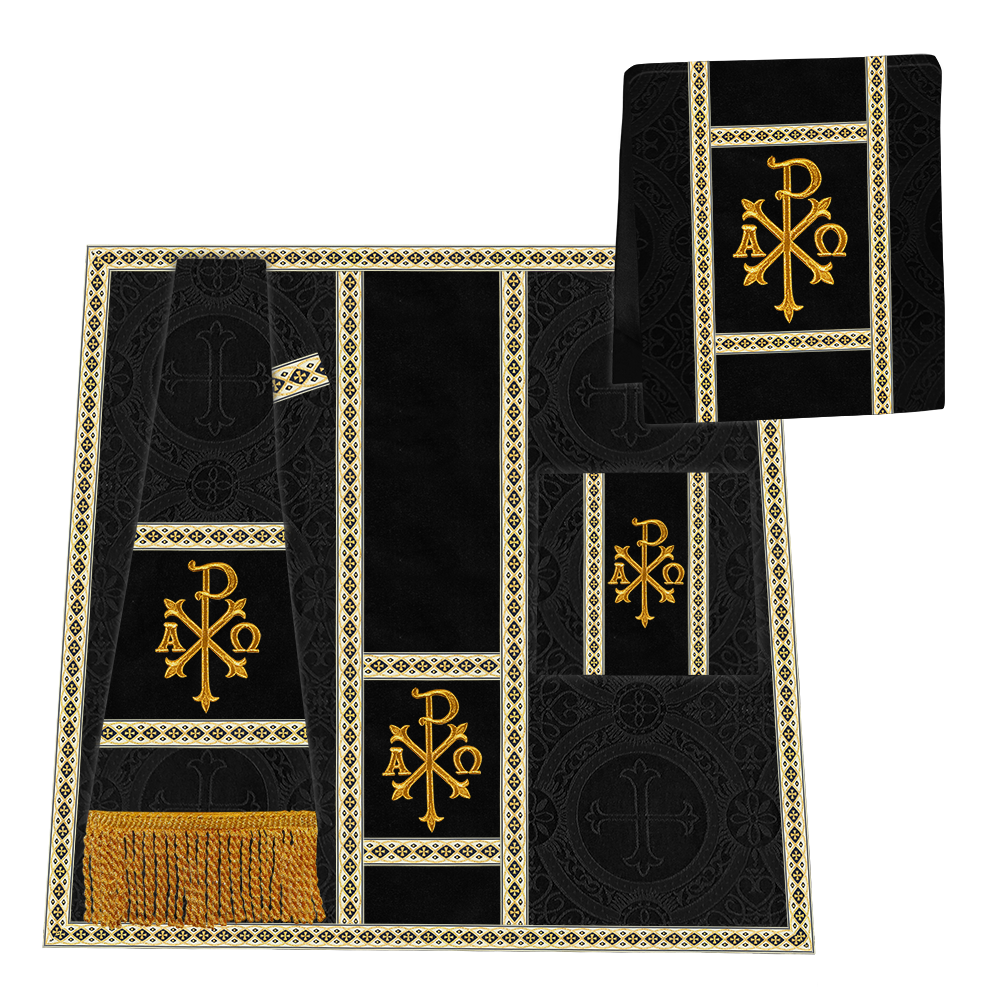 Casulla romana con motivos y ribetes adornados 