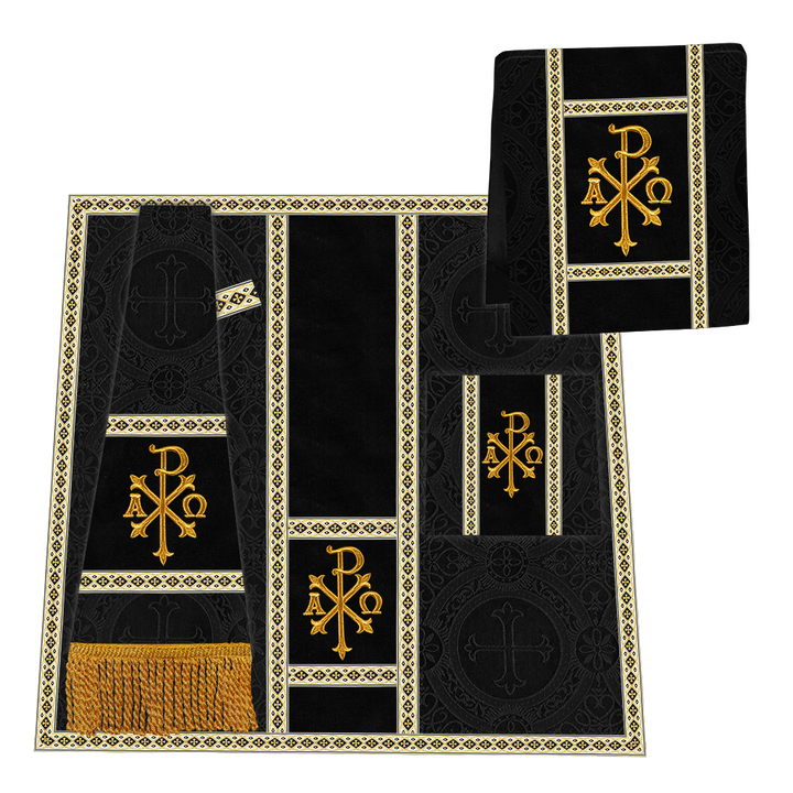 Casulla romana con motivos y ribetes adornados 