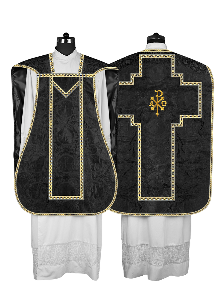 Casulla romana con motivos y ribetes adornados 