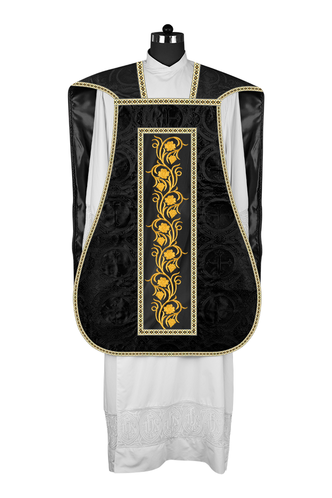 Casulla romana con bordados y adornos de uvas 