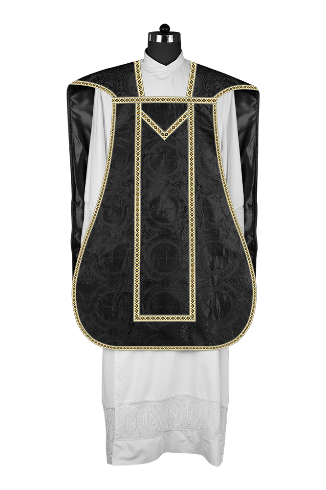 Casulla romana con motivos y ribetes adornados 