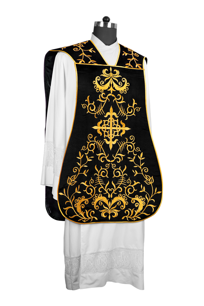 Casulla romana con bordados adornados 