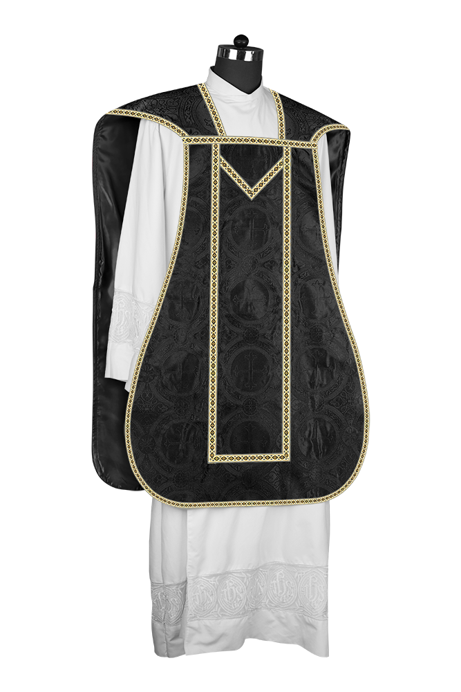 Casulla romana con motivos y ribetes adornados 