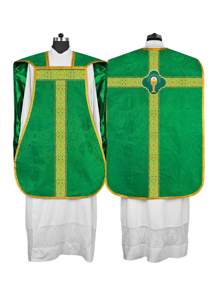 Casulla romana con motivo espiritual y trenzas ornamentadas 