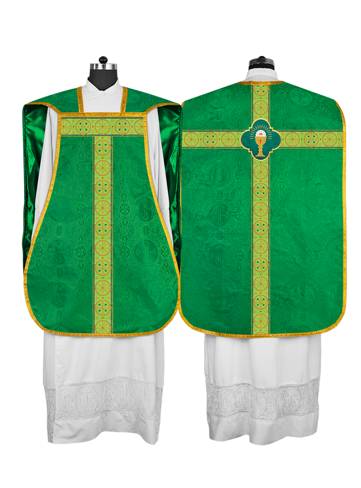 Casulla romana con motivo espiritual y trenzas ornamentadas 