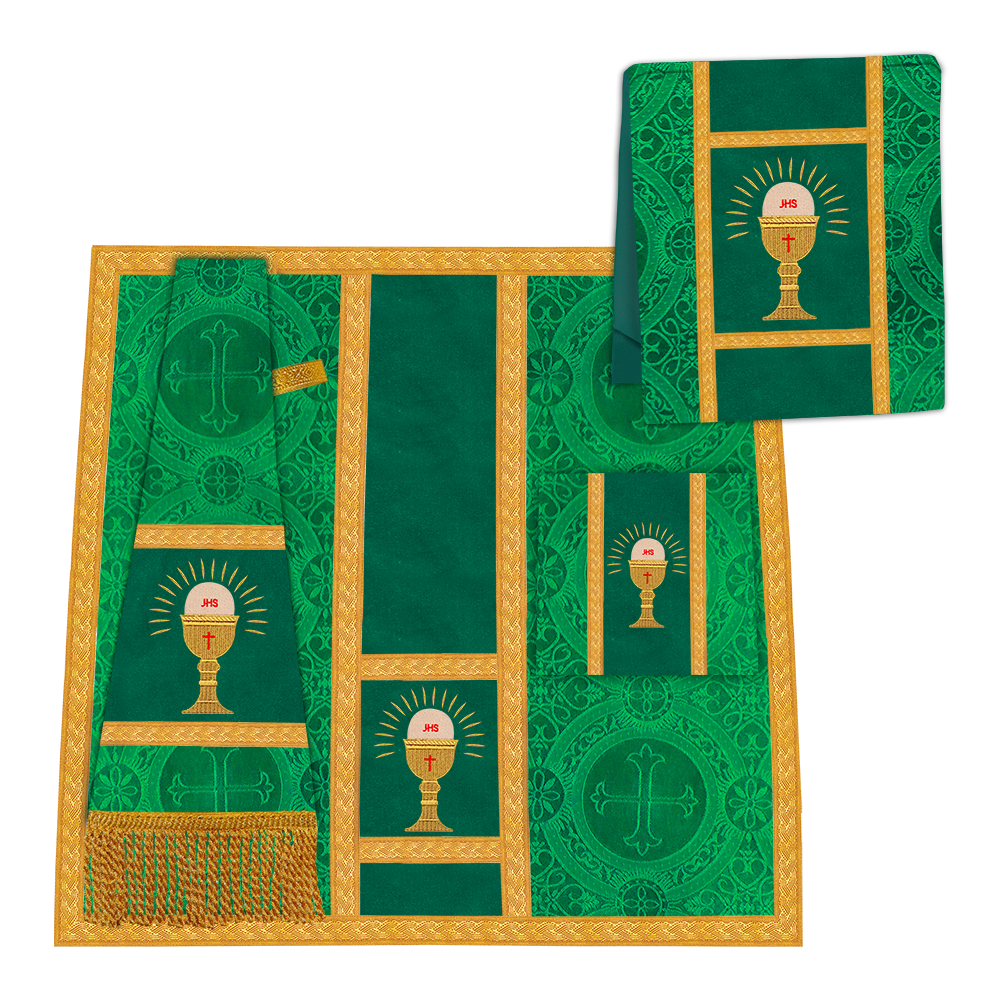 Casulla romana con motivo espiritual y trenzas ornamentadas 