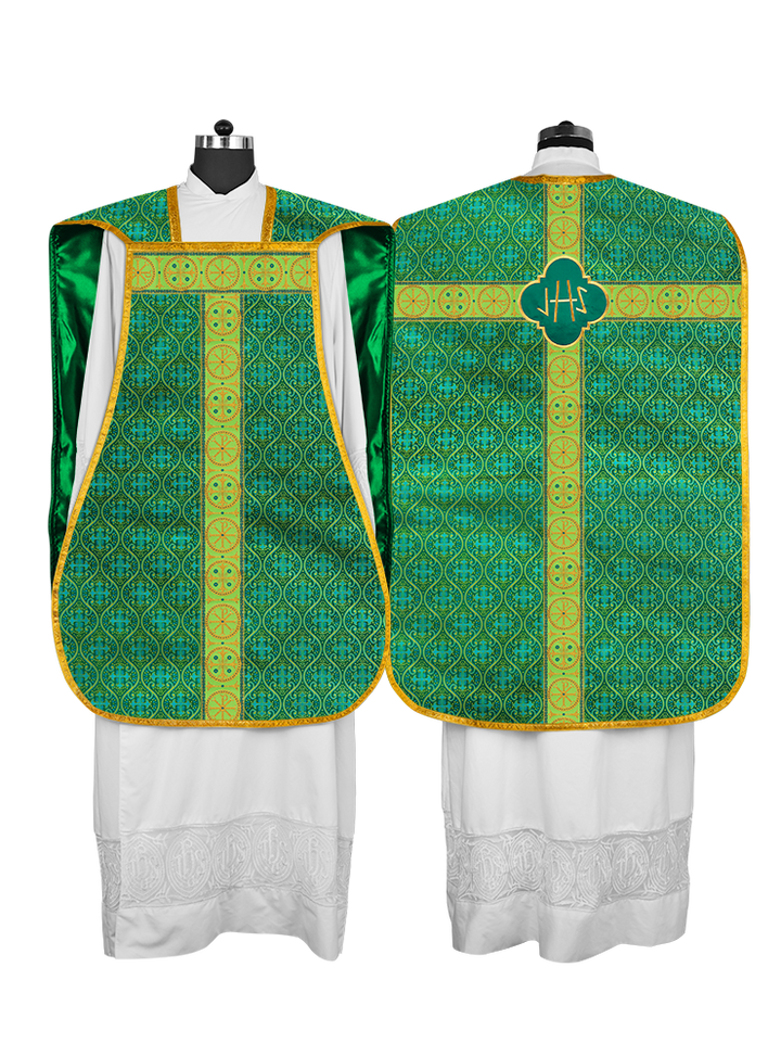 Casulla romana con motivo espiritual y trenzas ornamentadas 