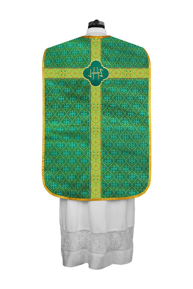 Casulla romana con motivo espiritual y trenzas ornamentadas 