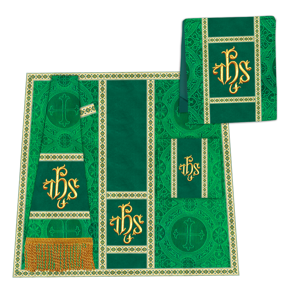 Casulla romana con motivos y ribetes adornados 