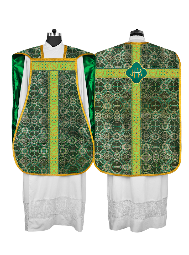 Casulla romana con motivo espiritual y trenzas ornamentadas 