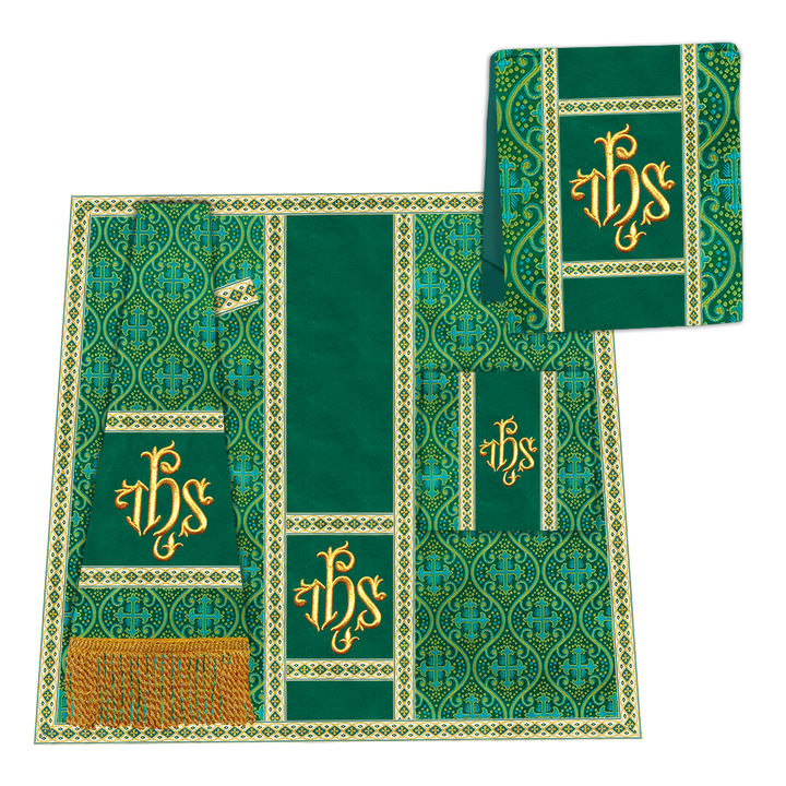 Casulla romana con motivos y ribetes adornados 