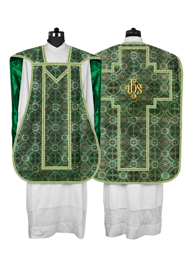 Casulla romana con motivos y ribetes adornados 