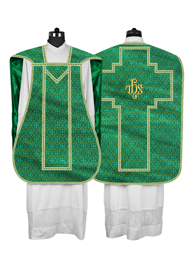 Casulla romana con motivos y ribetes adornados 