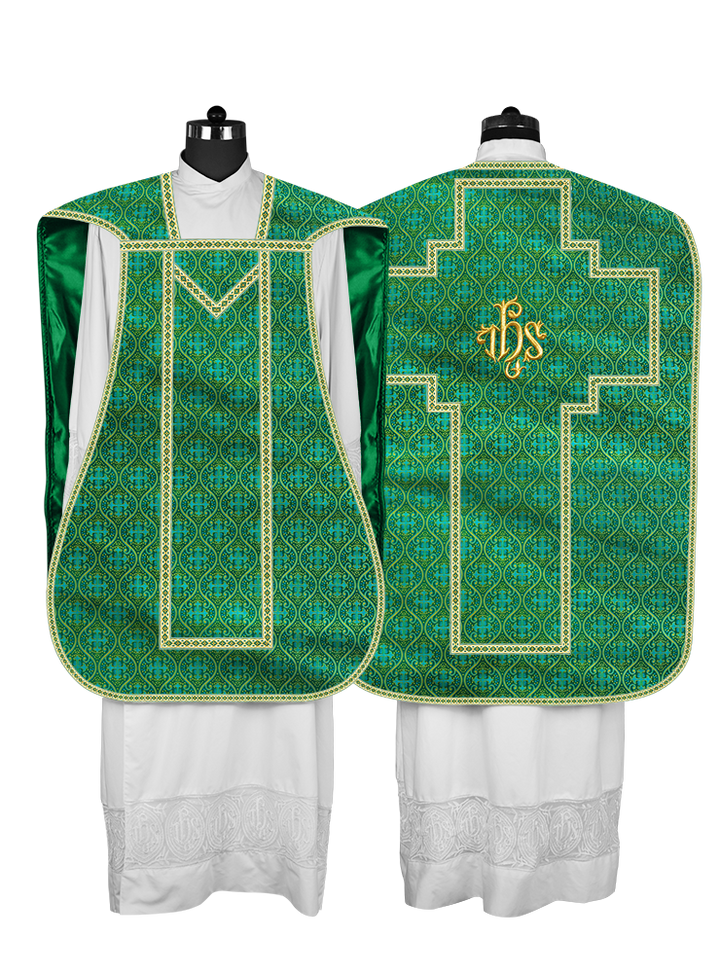 Casulla romana con motivos y ribetes adornados 