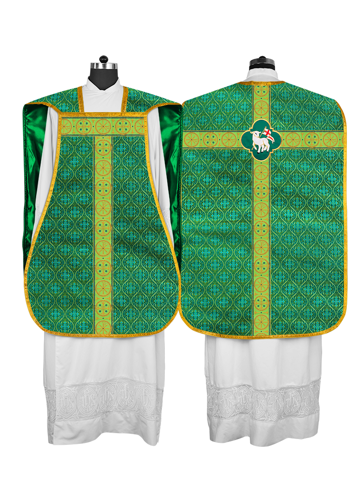 Casulla romana con motivo espiritual y trenzas ornamentadas 