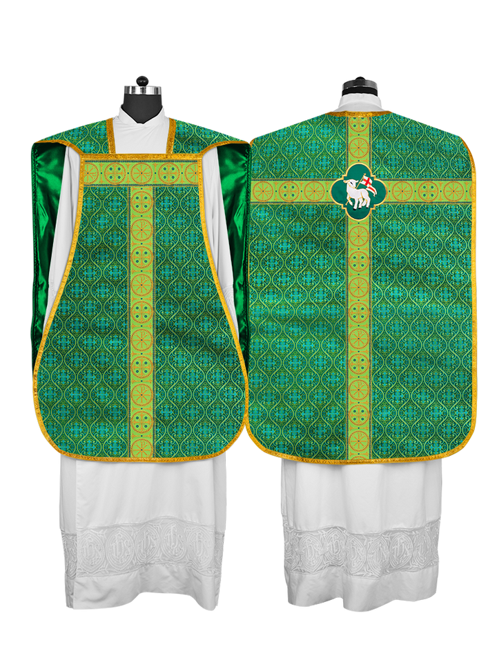 Casulla romana con motivo espiritual y trenzas ornamentadas 