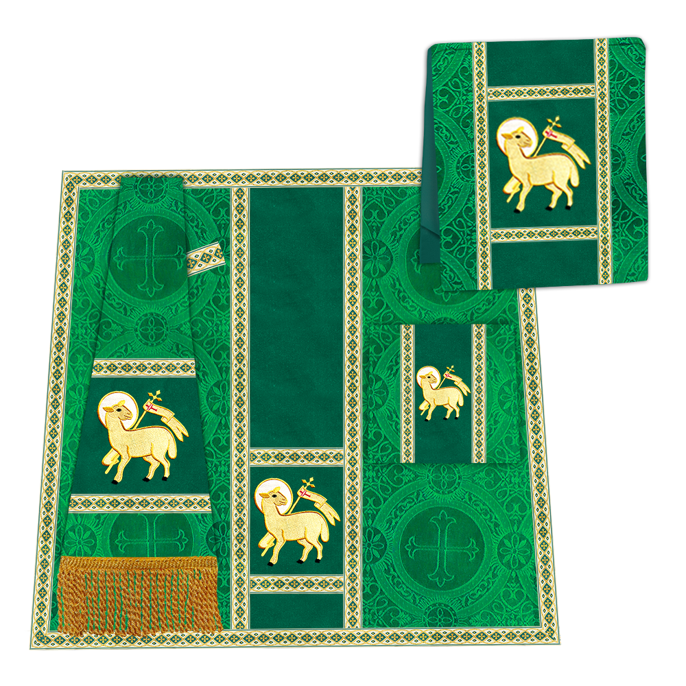 Casulla romana con motivos y ribetes adornados 