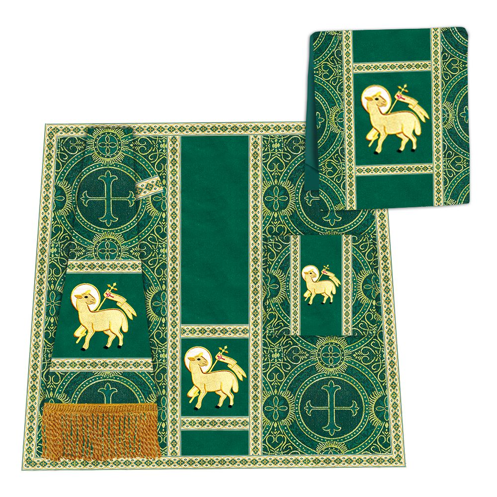 Casulla romana con motivos y ribetes adornados 