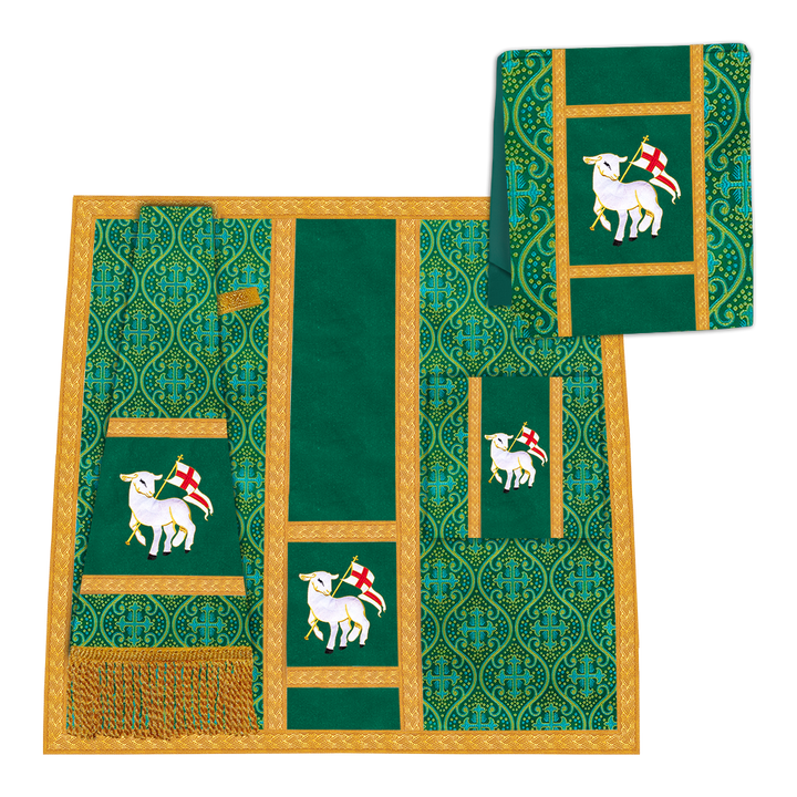 Casulla romana con motivo espiritual y trenzas ornamentadas 