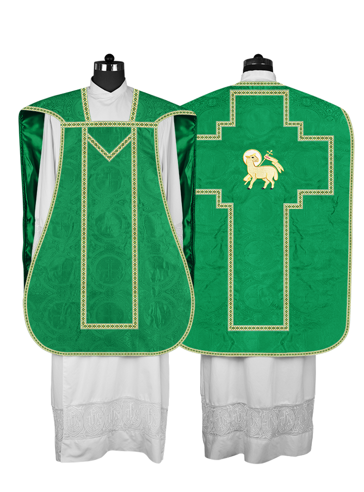 Casulla romana con motivos y ribetes adornados 