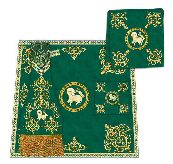 Vestidura tradicional con espalda de violín y motivos y adornos 