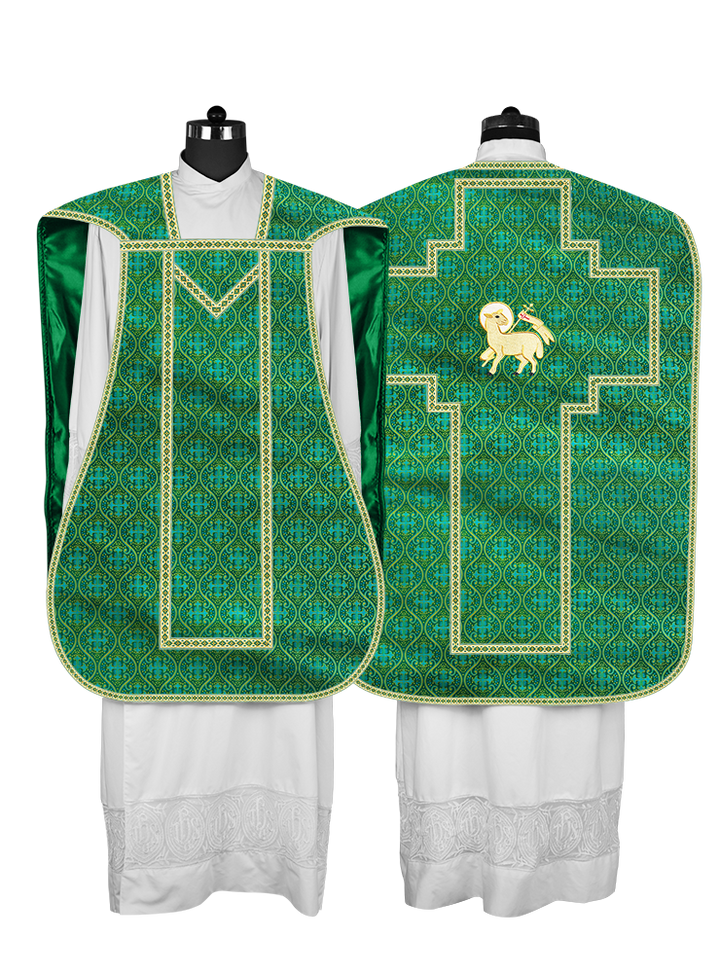 Casulla romana con motivos y ribetes adornados 