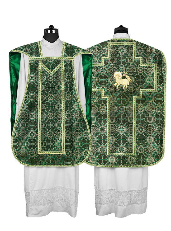 Casulla romana con motivos y ribetes adornados 