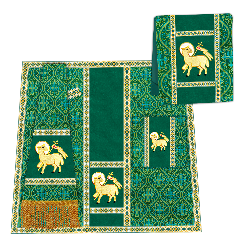 Casulla romana con motivos y ribetes adornados 