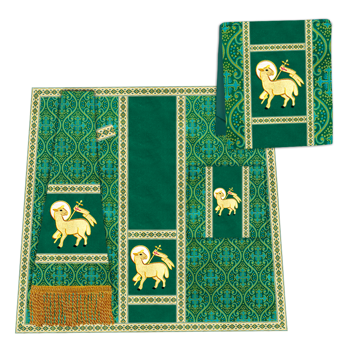 Casulla romana con motivos y ribetes adornados 