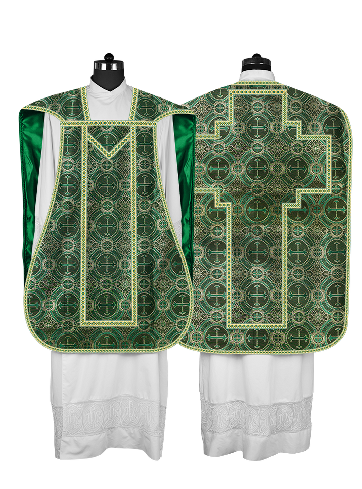 Casulla romana con motivos y ribetes adornados 