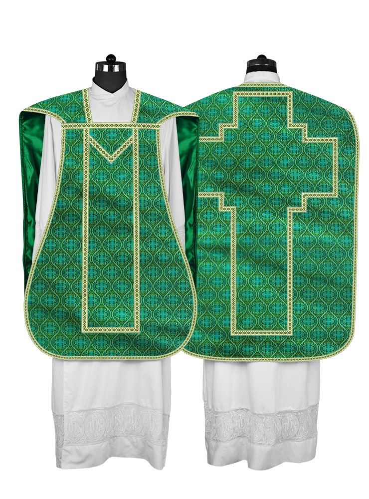 Casulla romana con motivos y ribetes adornados 