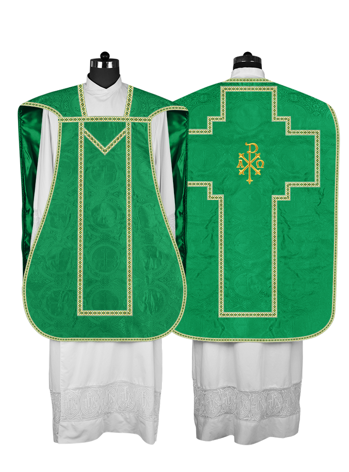 Casulla romana con motivos y ribetes adornados 