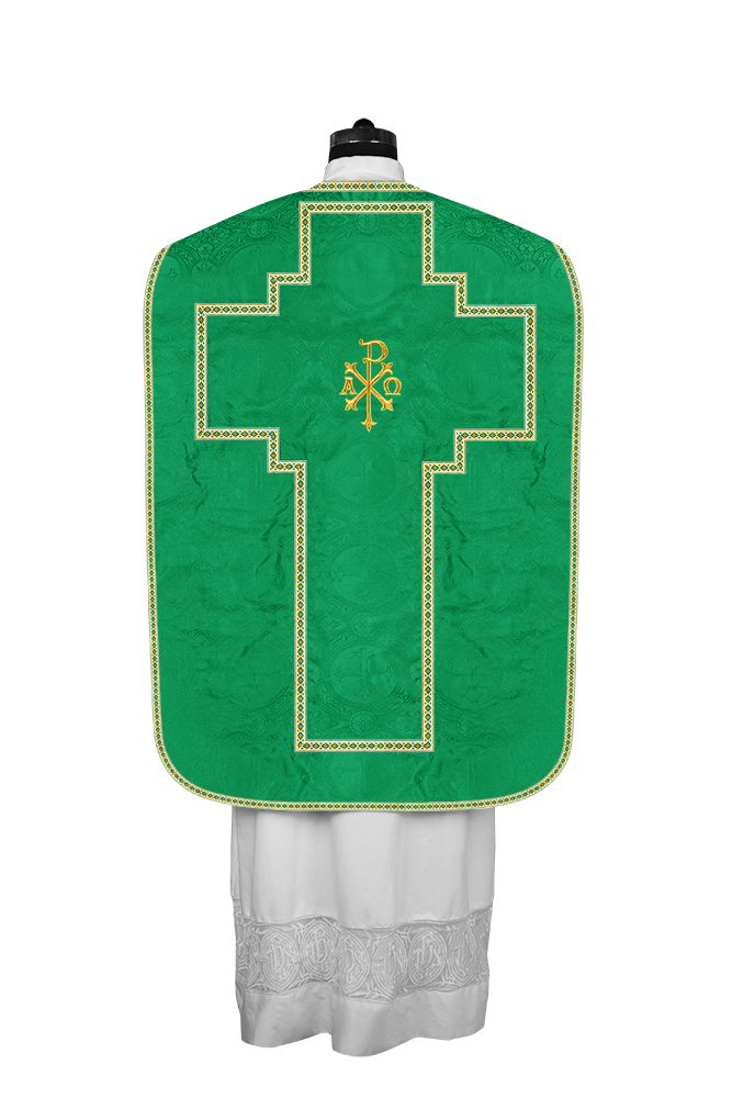 Casulla romana con motivos y ribetes adornados 